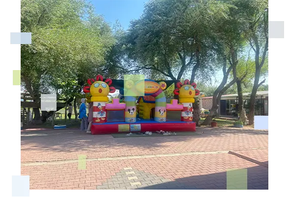 Kurum bahçesinde çocukların güvenle oynaması için kurulan renkli ve büyük şişme oyun parkı (zıpzıp).