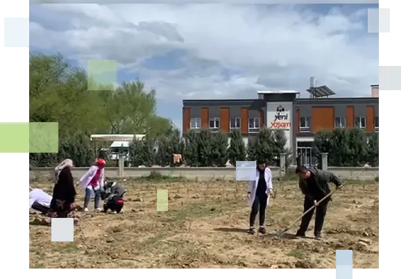 Kurum personeli ve öğrencilerin Yeni Yaşam Rehabilitasyon Merkezi bahçesinde gerçekleştirdiği ağaç dikme ve çevre düzenleme çalışması.