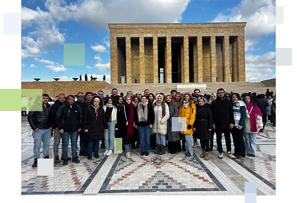 Yeni Yaşam Rehabilitasyon Merkezi personeli ve öğrencilerinin Anıtkabir ziyareti sırasında Atatürk'ün mozolesi önünde çekildikleri toplu saygı ve hatıra fotoğrafı.